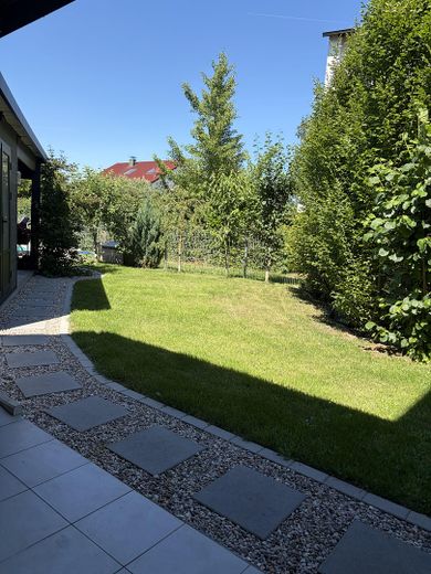 Architect-designed house with pool – Garten