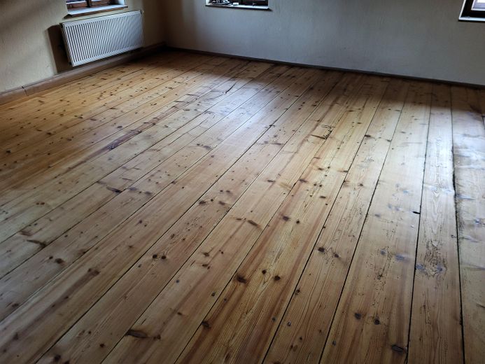 Traumwohnung im Grünen - 8 Zimmer, 3 Bäder, großer Garten, ... – renovierter Boden Elternschlaf