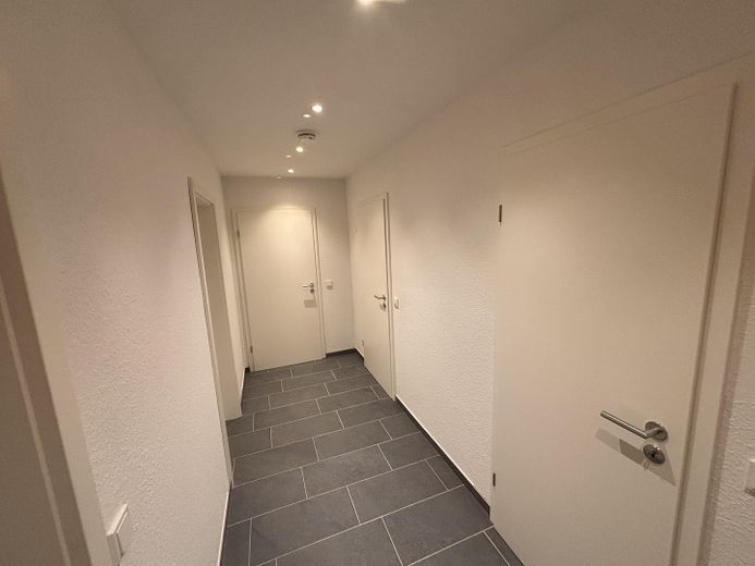 Dachgeschosswohnung mit großer Wohnküche, EBK, Stellplatz und Glasfaser in Wunstorf-Kolenfeld – Flur