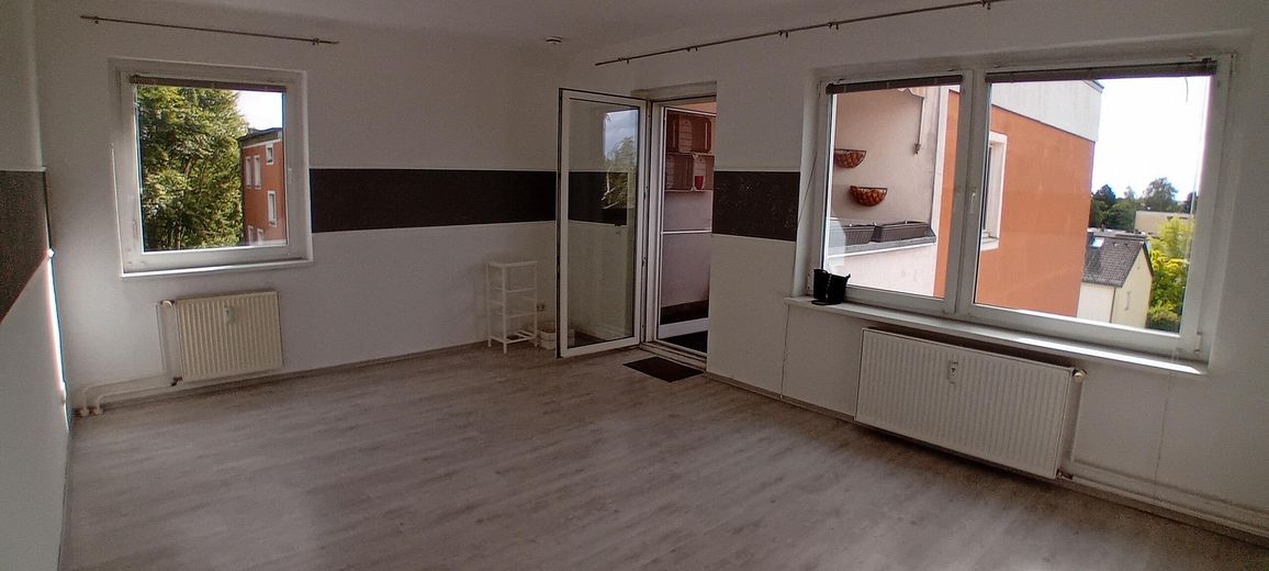 Leegstaande 2-kamerwoning, balkon, nabij Britzer Garten – Wohnzimmer