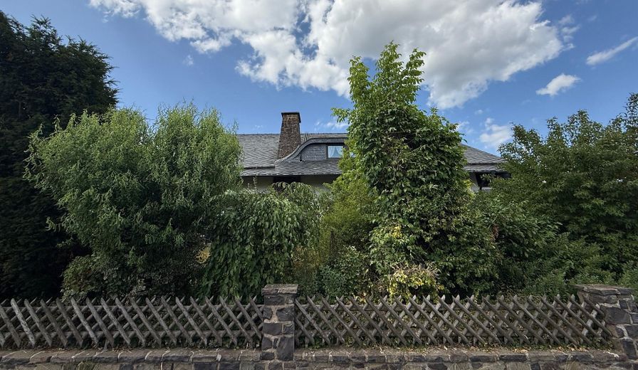 Viel Raum zum Leben: Riesige Landhausvilla in Neuhof/Fulda! – Straßenansicht