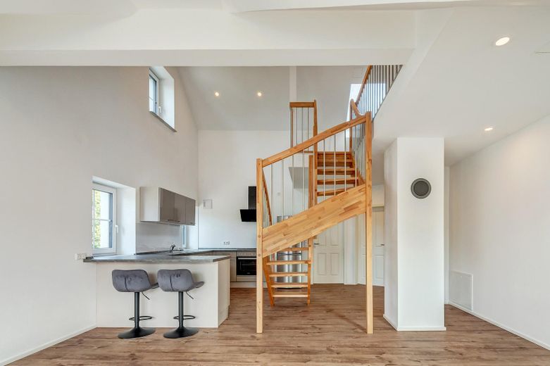 Maisonette-Dachgeschosswohnung mit Galerie & Balkon – kernsaniert 2022, A+ – Wohnküche mit Wendeltreppe