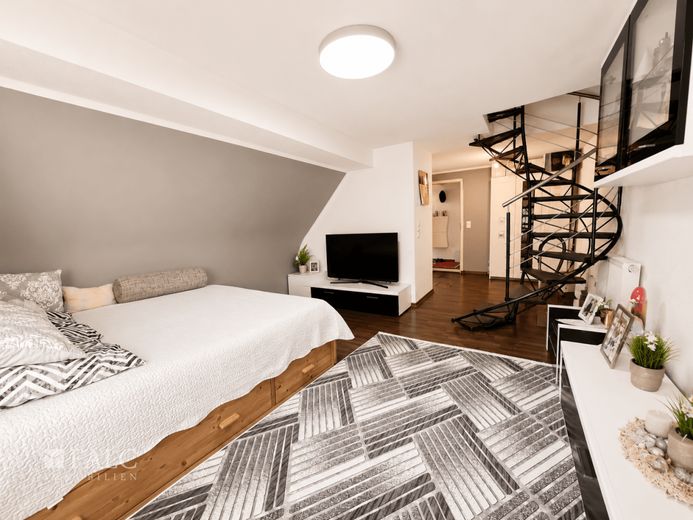 Sanierte Doppelhaushälfte mit 3 Wohneinheiten in Ludwigsburg – Schlafzimmer DG