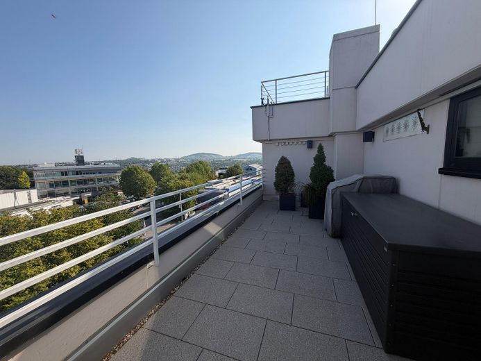 Möblierte Wohnung mit Panoramaterrasse & Weitblick – Zusätzliche Terrasse 