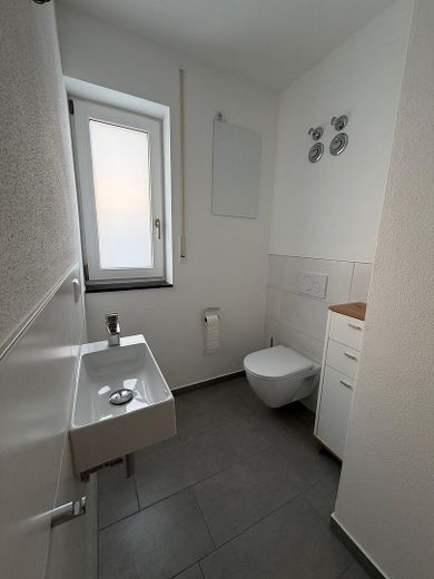 Wunderschöne 3,5-Zimmer-OG-Neubauwohnung in Randlage in Heldenstein – Gäste-WC