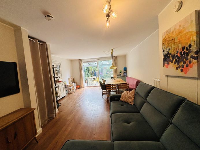 Doppelhaushälfte mit Dachterrasse, Keller, Sauna und Whirlpool, EBK, Photovoltaik, grüner Garten – Wohnzimmer 