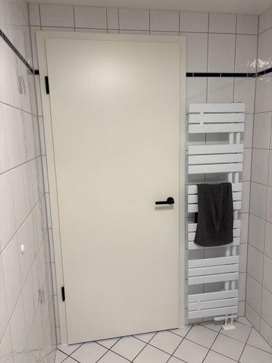 Renovierte 2 Zimmer Wohnung mit Loftfeeling in Pankow / Französisch Buchholz – Ausblick Bad Tür / Design HTHK