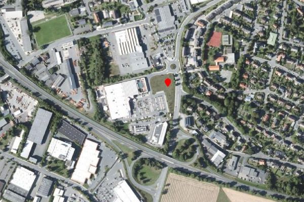 Terreno industrial (aprox. 7.454 m²) en ubicación privilegiada con excelente conexión de transporte en las inmediaciones de una tienda de bricolaje