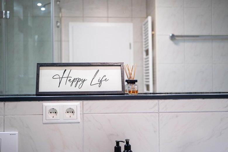 BAD MIT DUSCHE UND BADEWANNE
