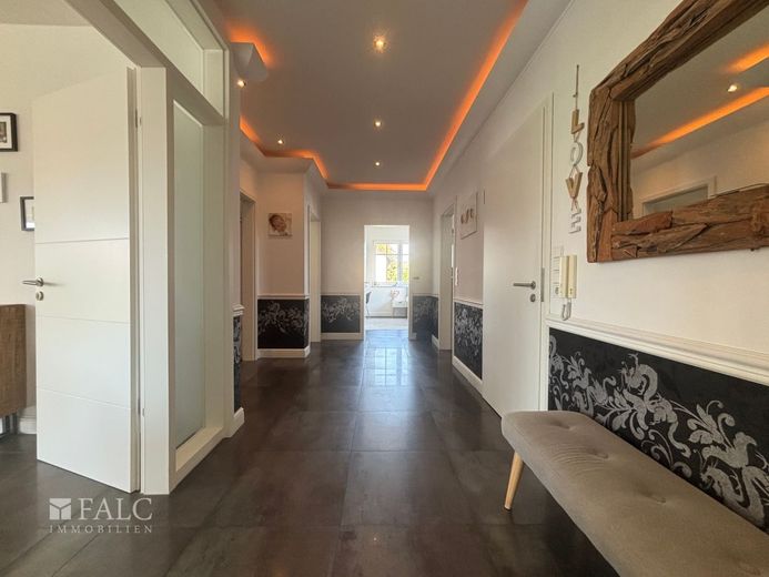 Moderne 3 -Zimmer-Wohnung mit Smart-Home, Dachterrasse &amp; hochwertiger Ausstattung – Flur