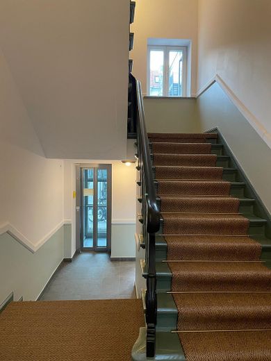 Kernsanierter Altbau mit Aufzug im 3. OG: 2 Zimmer, Designküche & Einbauschränke & Vorhänge nach Maß – Foto 6