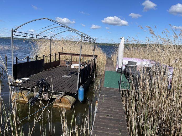 Idyllisches Haus am See mit Bootsanleger – Ponton Floss mit Aussenbordmot