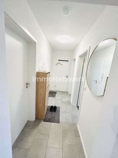 **4- Zimmer Wohnung mit Balkon. Sorgfältig saniert. Sofort verliebt** – Flur