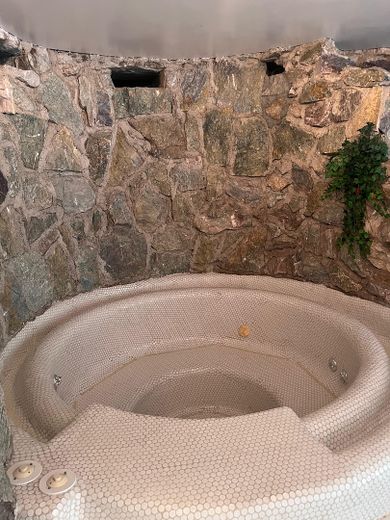 2 Häuser einzeln oder zusammen auf großem Grundstück – Whirlpool
