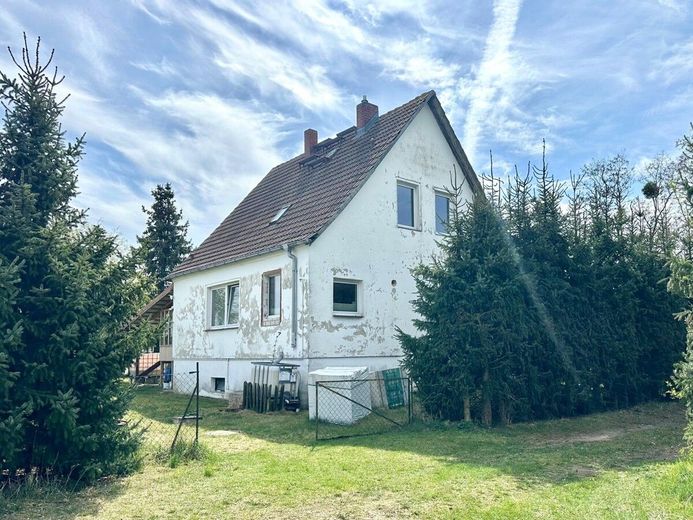 HORN IMMOBILIEN ++ Alleinlage gesucht? Einfamilienhaus, voll unterkellert in Gehren bei Strasburg – Hausansicht