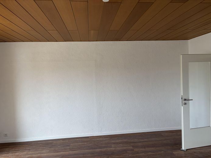 Appartamento di 3 locali appena ristrutturato con vista sul Deister, balcone, cucina componibile e ascensore a Berenbostel – Wohnzimmer