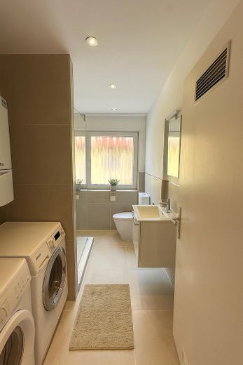 Appartamento ristrutturato con 2 locali, balcone e posto auto, arredamento opzionale – Badezimmer