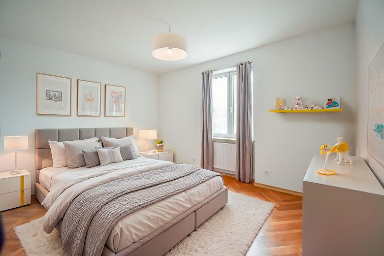 Spacieux appartement rénové de 3 pièces avec balcon et installation solaire sur le balcon à Kitzingen – KI Kinderzimmer