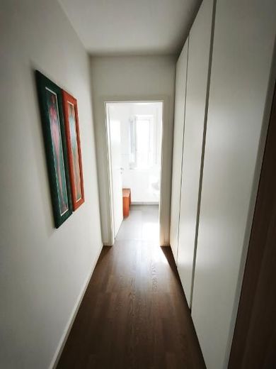 3 Zi. Wohnung (möbliert) im EG mit Terrasse, Carport und Stellplatz – Garderobe (mit Einbauschrank) Bild 1