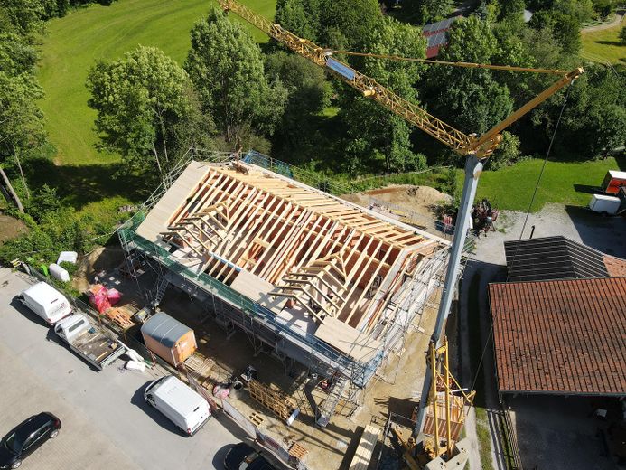 3-Zi.-Wohngenuss am Tännelbach – Licht, Luft & Weitblick auf zwei Balkonen – Drohnenaufnahme 08.06.26