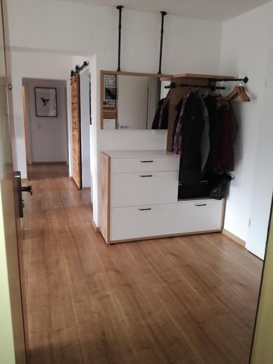 Spacieux appartement de 4 pièces avec 2 salles de bains, balcon et garage, offrant une vue incroyable – Flur - Eingangsbereich