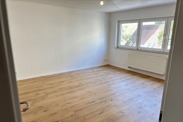 Libre immédiatement et sans commission – Appartement rénové de 3 pièces avec balcon – Métro à deux pas