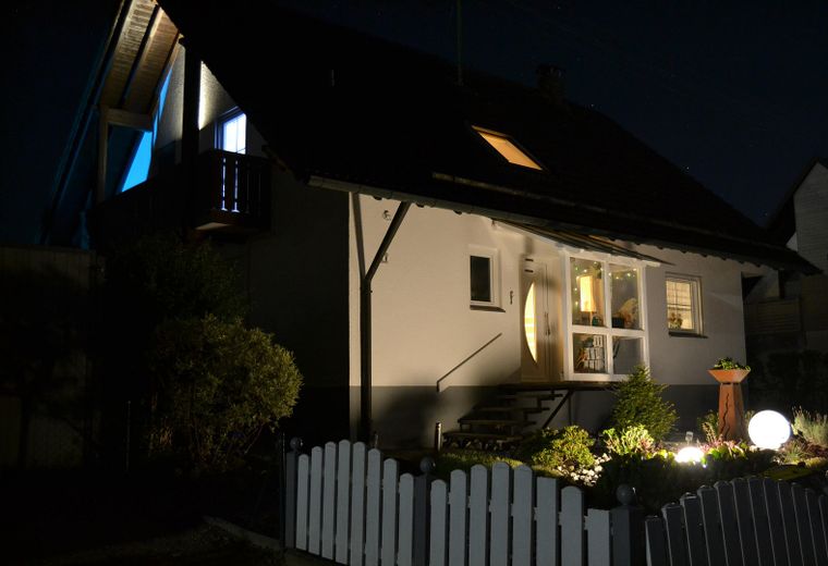 Komfortables Einfamilienhaus mit gepflegtem Garten in ruhiger, unverbaubarer Lage – nächtlicher Blick von Norden