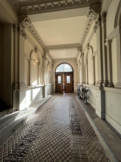 Durchgang Hauptgebäude