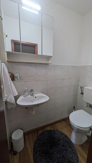 *Bez prowizji*- zadbany, przyjazny rodzinie skrajny dom szeregowy (procedura ofertowa) – Gäste WC EG
