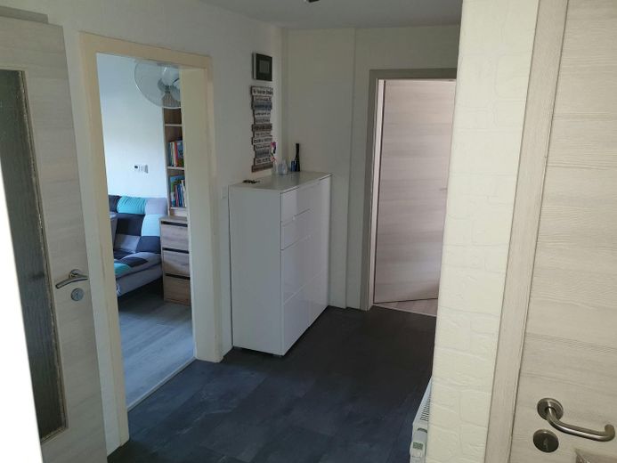 Einziehen, loskochen & wohlfühlen: Modernisiertes XL-Haus mit Traumküche, Komfort-Garage & Garten – OG-Flur 02