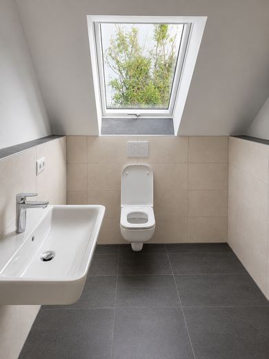 Erstbezug: A+ Neubau-Reihenhaus mit 6 Zimmern, Premiumküche, PV-Speicher & Garten – Duschbad Dachgeschoss