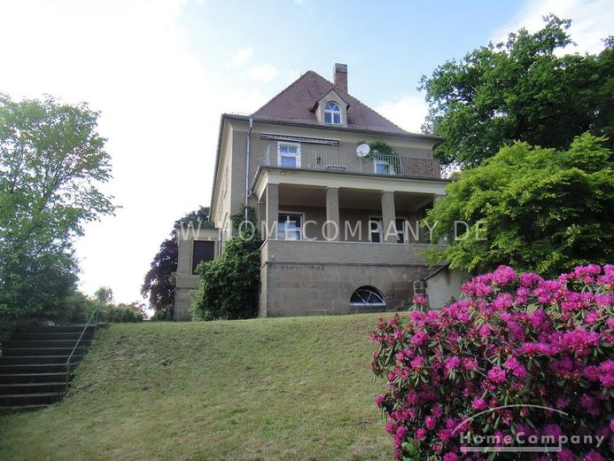 20330G HomeCompany Dresden Möbliert/Furnished 2-Zimmer Apartment mit phantastischer Aussicht über die Stadt am Loschwitzer Elbhang, grosse Dachterrasse max. 2 Personen – 426ad5b464f6d3858c8917690557eb56694232be.jpg
