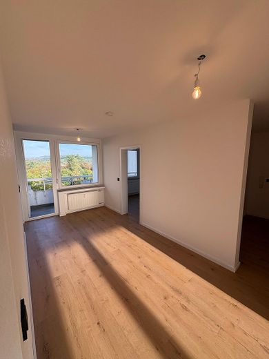 Première occupation après rénovation complète : appartement lumineux de 3,5 pièces avec 2 balcons, cuisine équipée et garage en sous-sol – Essbereich