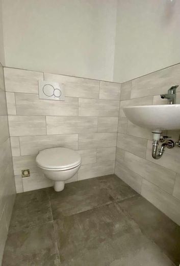 Sanierter Altbau in Buckau: 4,5 Zimmer, Balkon + Austritt, 4. OG ohne Aufzug – Gäste WC