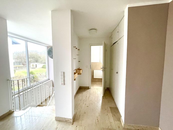 Garderobe und Treppenabgang
