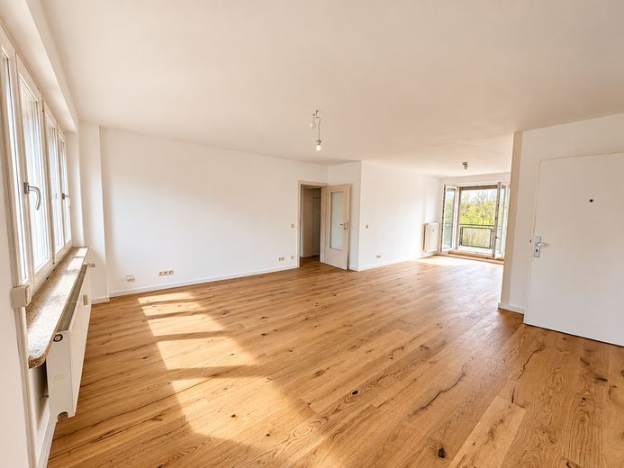 Modernisierte 3-Zimmer-Wohnung mit großem Westbalkon ins Grüne und TG – provisionsfrei – Wohn- und Esszimmer