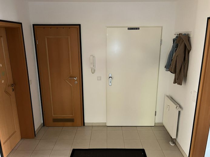 Moderno appartamento al piano terra di 3,5 locali con giardino e seminterrato in posizione TOP a IN-Süd, vicino alla stazione centrale – Flur + Wohnungstüre