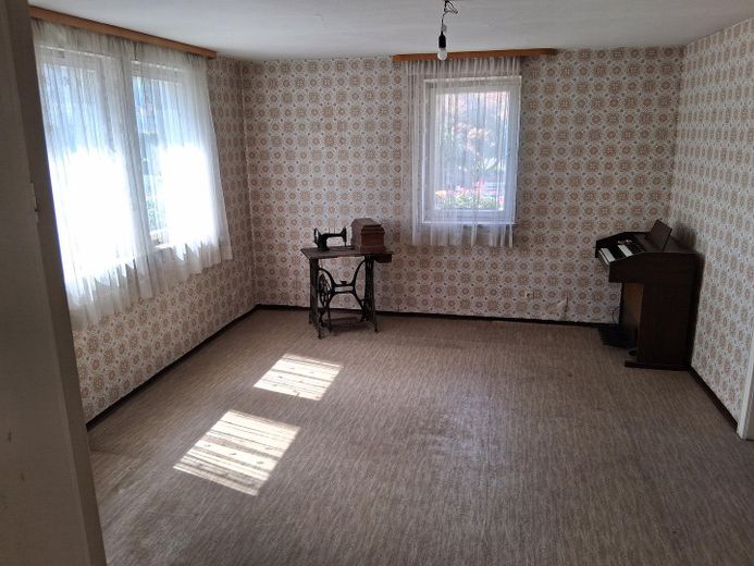 Großes Grundstück mit Altbau in sehr guter Lage in Unterdürrbach, provisionsfrei, von Privat! – Wohnzimmer