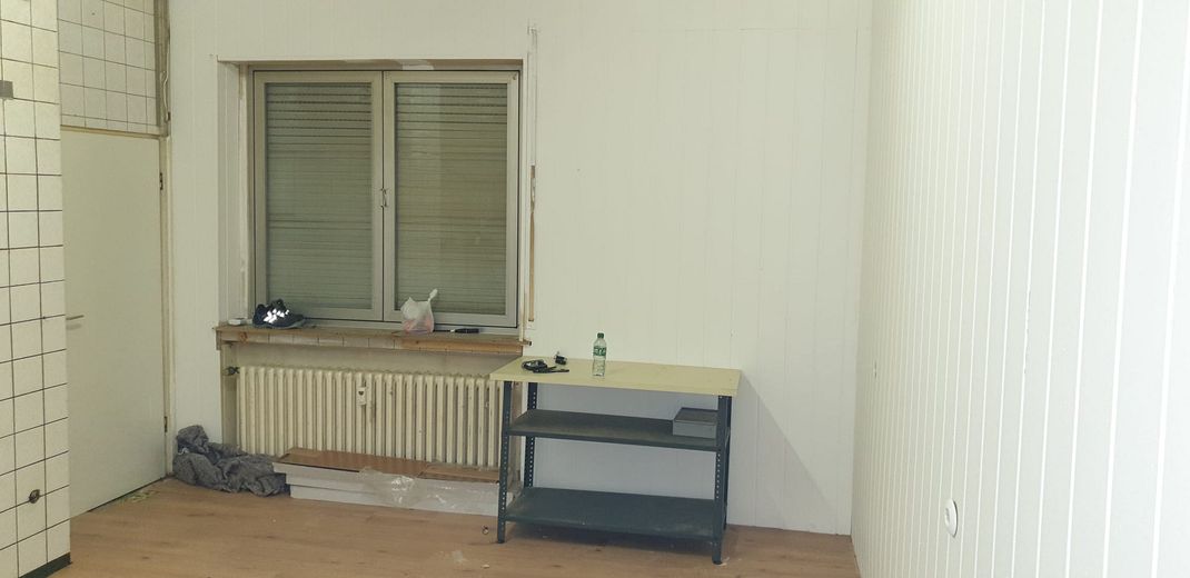 1 Zimmer mit Ladenfenster zum Hinterhof & WC in Kassel Miete oder Mietkauf ab €200 + €222 NK – Zimmer oder Laden