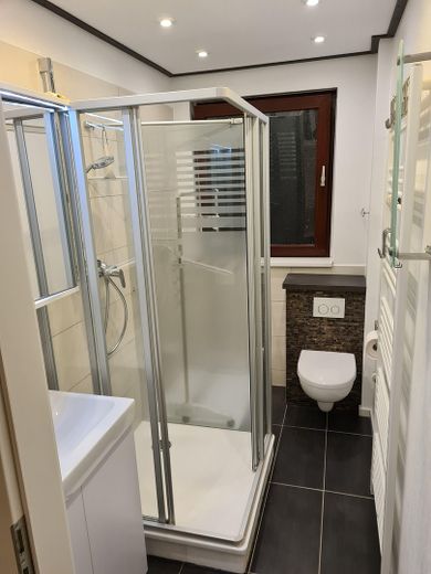 Modern renovated 3.5-room apartment with balcony, garage & fitted kitchen | Owner-occupiers or approx. 6% yield – Badezimmer