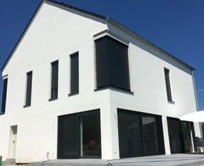 Neuwertiges Einfamilienhaus in ruhiger Traumlage in Steppach – Außenansicht