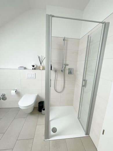 Stylowe 3-pokojowe mieszkanie na poddaszu z tarasem dachowym o powierzchni 32 m² od strony południowej – Badezimmer