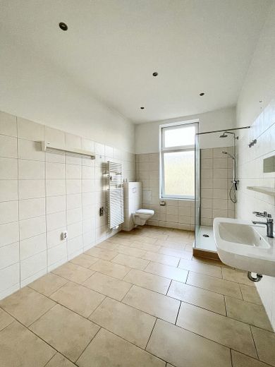 Familientraum: 103 m² mit Garten & Carport – Bad 1