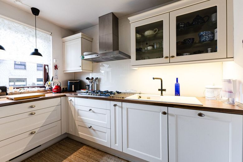 Modernisiertes Familienparadies: Sehr gepflegtes ERH mit Kamin, Sauna &amp; Garage – Küche