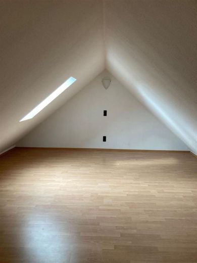 Großzügige DG 4-Zimmer mit Laminat, Wannenbad und Balkon in ruhiger Lage! – PHOTO-2023-04-27-10-12-25_9