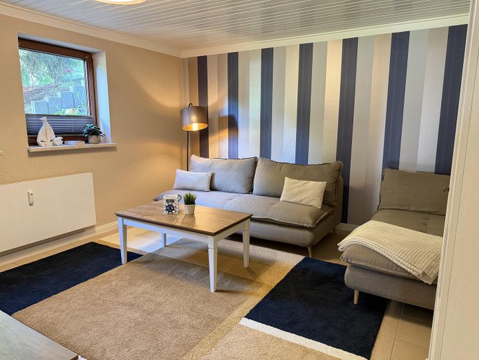Paket kira ile geçici ikamet için tamamen yenilenmiş, tam donanımlı bodrum katı dairesi – Wohnzimmer