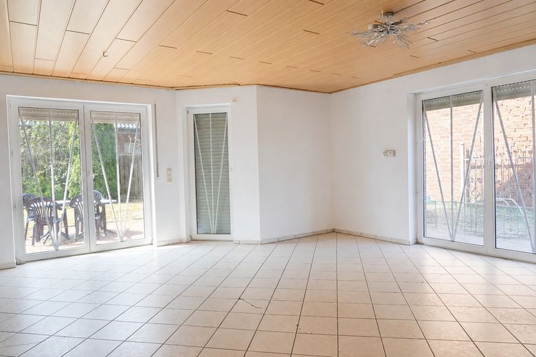 Freistehendes Einfamilienhaus mit Südgarten, großzügiger Garage & ausgebautem Dachgeschoss – Wohn-& Essbereich
