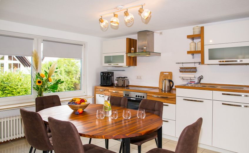 Möblierte, helle 4-ZKB mit Balkon. WG möglich – Foto 6