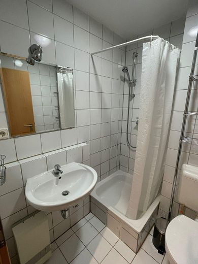 Möblierte 1-Zimmer-Wohnung in Kaiserslautern – 570 € warm all inclusive – Badezimmer