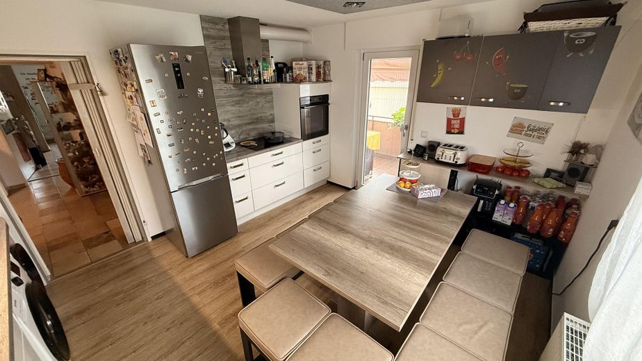Klimatisiertes Raumwunder: Renovierte 4-Zimmer-Wohnung mit 2 Balkonen & 2 Garagen – Küche 1/2